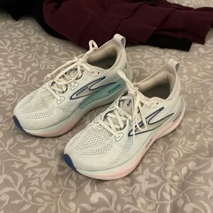 Brooks Women's Athletic Shoes in White and Blue glycerin GTS sz 8W